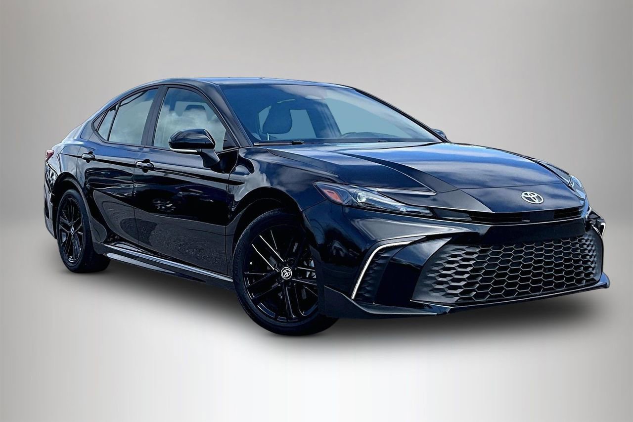 Used 2025 Toyota Camry SE image 2