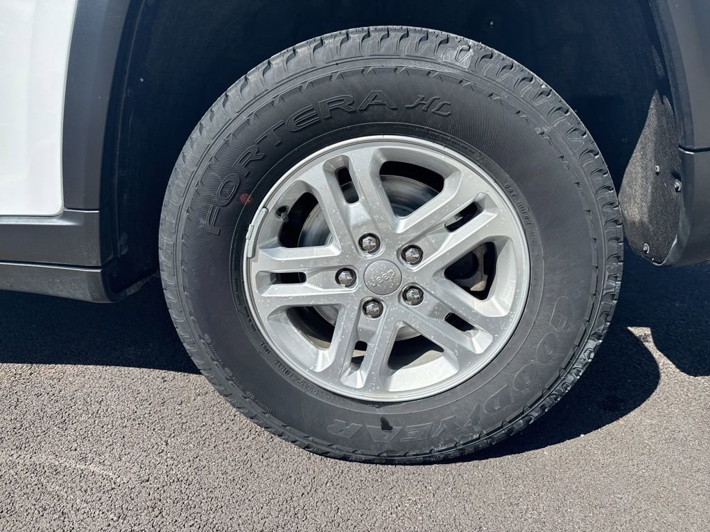 Used 2023 Jeep Grand Cherokee Laredo w/ Luxury Tech Group I image 11