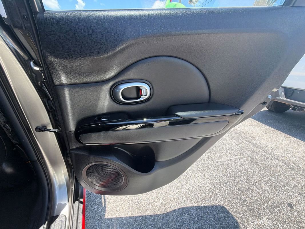 Used 2017 Kia Soul ! FWD image 19