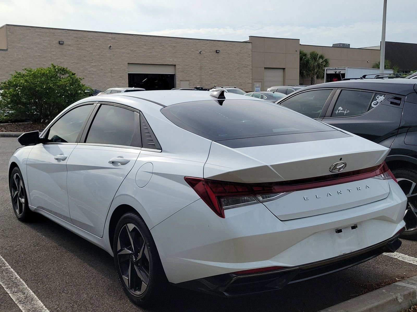 Used 2021 Hyundai Elantra SEL w/ Convenience + Premium Package FWD image 6