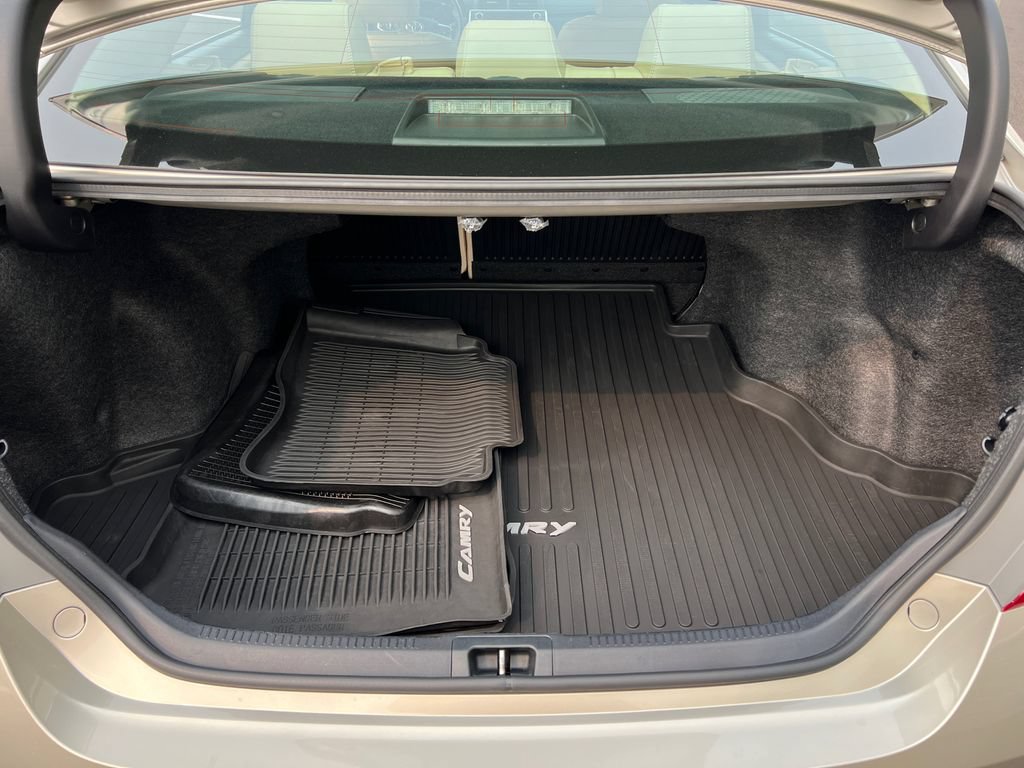 Used 2017 Toyota Camry XLE FWD image 7
