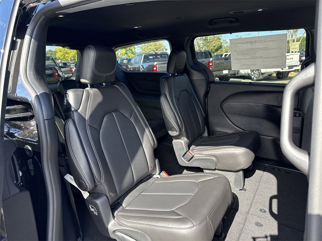 New 2026 Chrysler Pacifica Select image 23