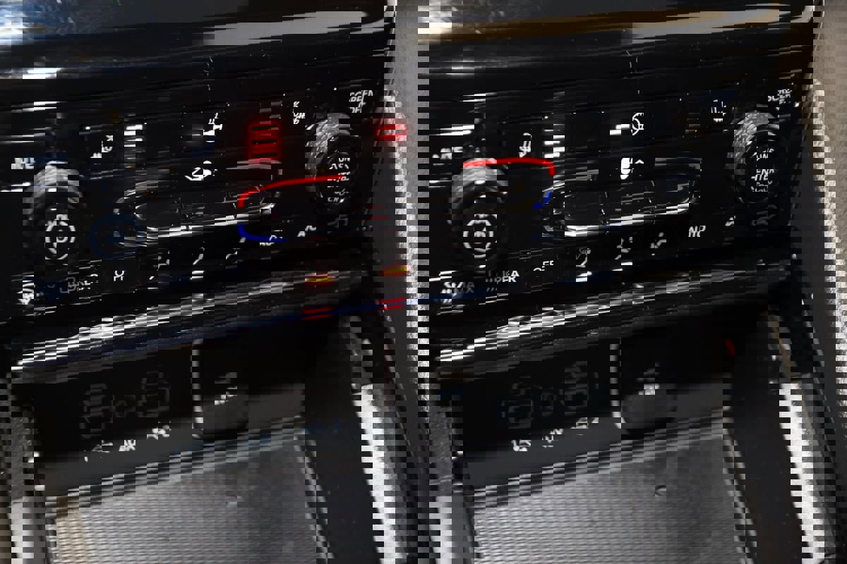 Used 2023 Jeep Grand Cherokee L Laredo image 28