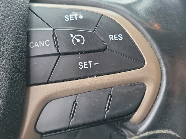 Used 2015 Jeep Cherokee Latitude AWD/4WD image 16