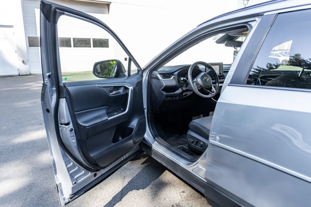 Used 2021 Toyota RAV4 XLE w/ XLE Grade Weather Package AWD/4WD image 26