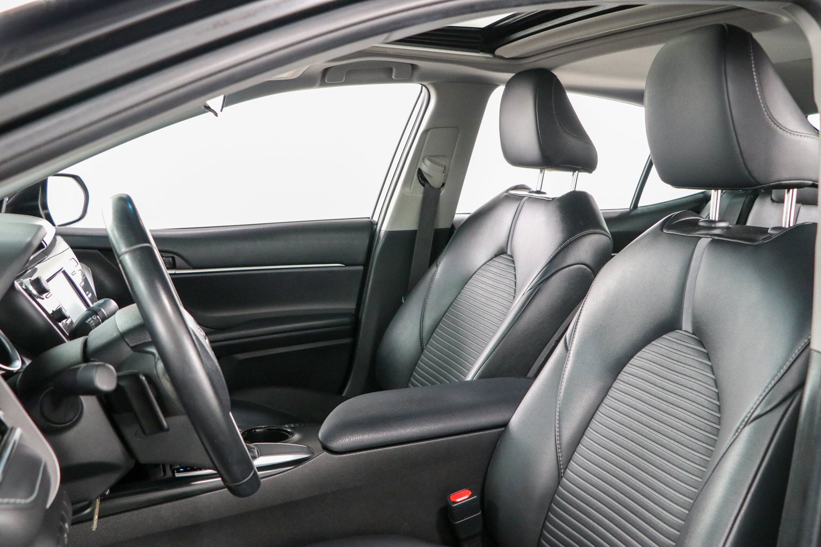 Used 2018 Toyota Camry SE w/ Moonroof Package FWD image 24