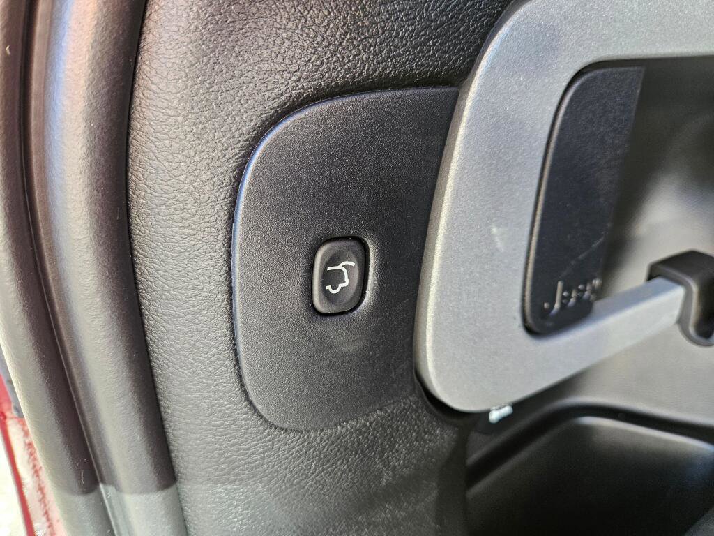 Used 2018 Jeep Cherokee Latitude Plus w/ Comfort/Convenience Group image 12