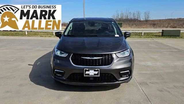 Used 2023 Chrysler Pacifica Touring-L FWD image 3