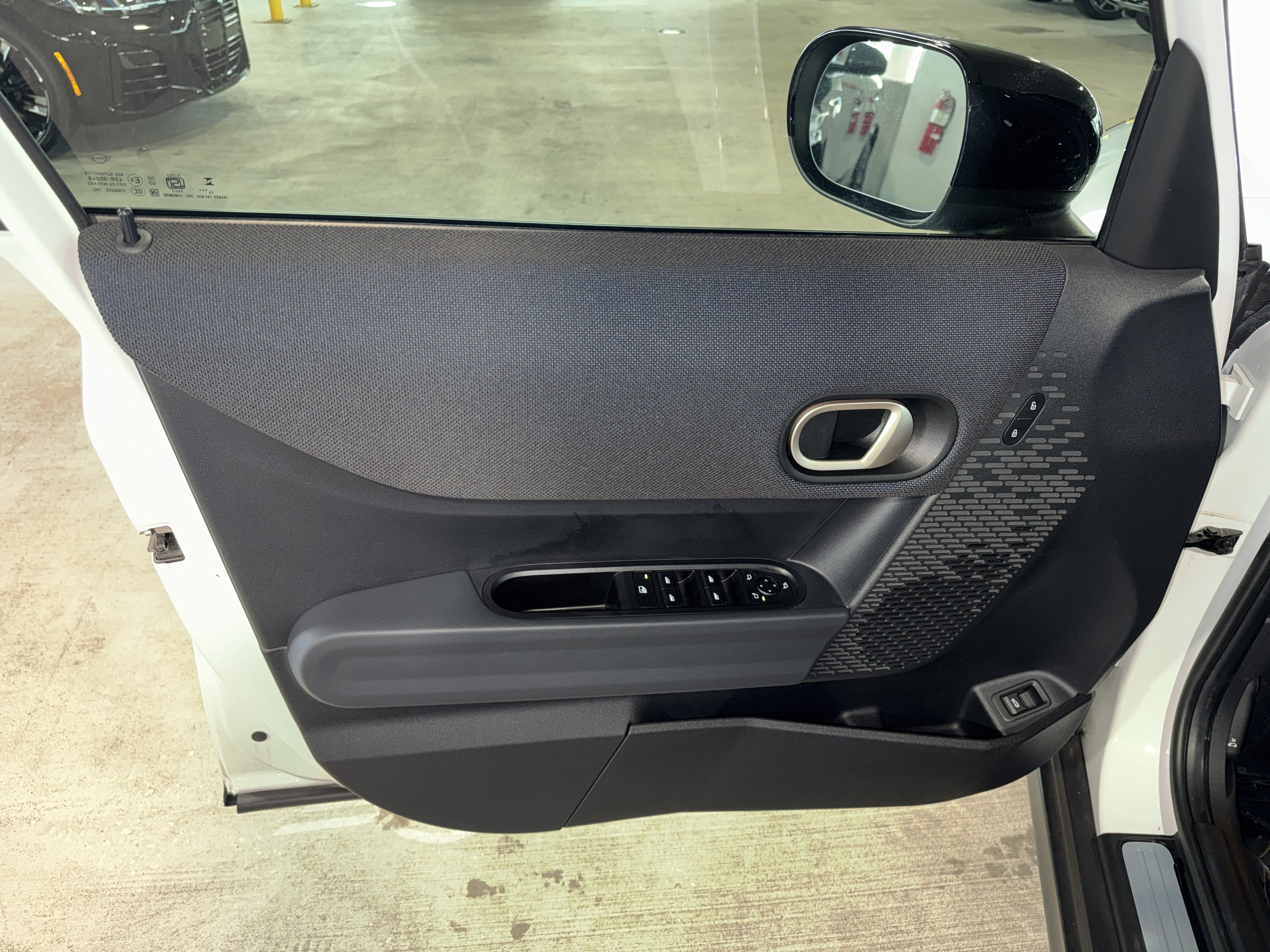 Used 2025 MINI Cooper 4-Door Hardtop FWD image 16