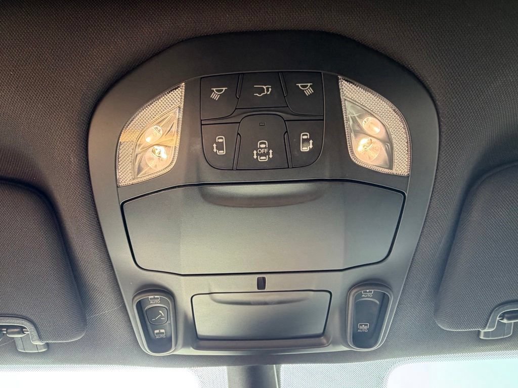 Used 2026 Chrysler Pacifica Limited FWD image 30