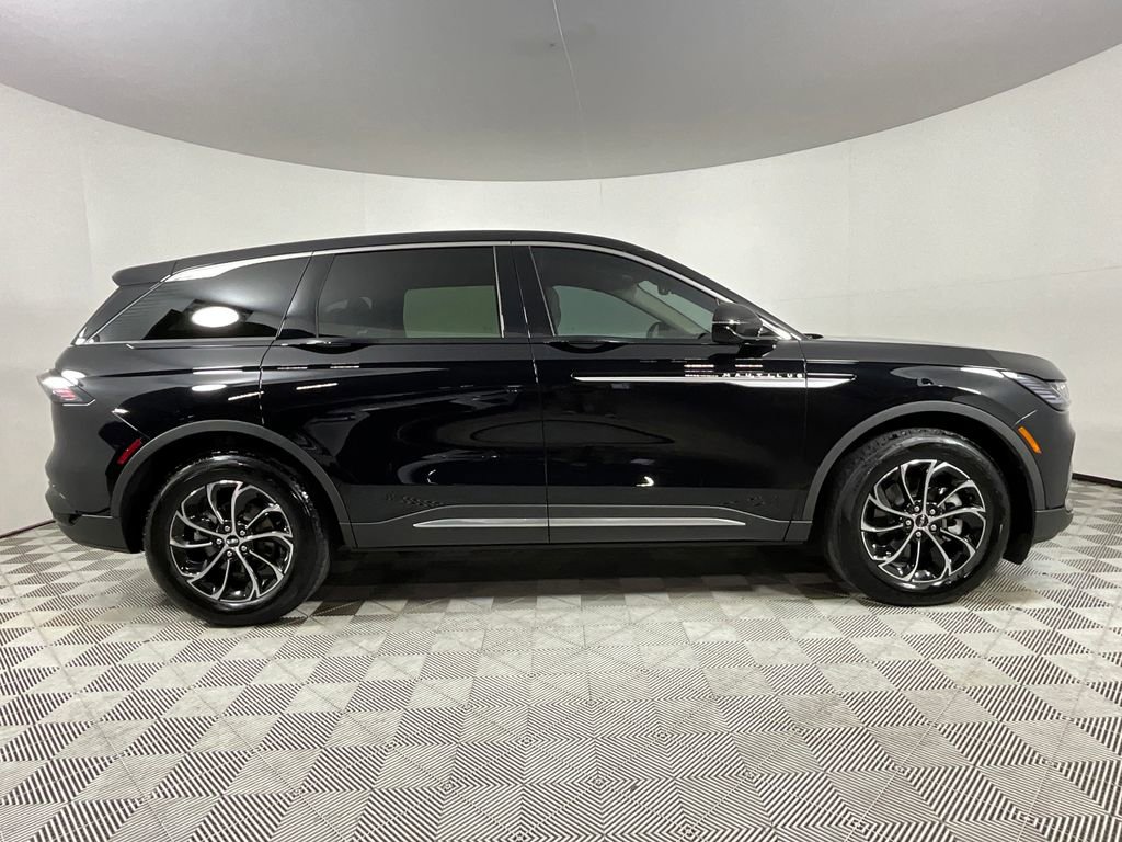 Used 2025 Lincoln Nautilus Premier AWD/4WD image 5