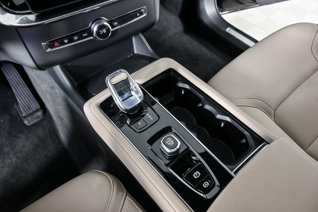 Certified 2025 Volvo XC90 B6 Plus image 19