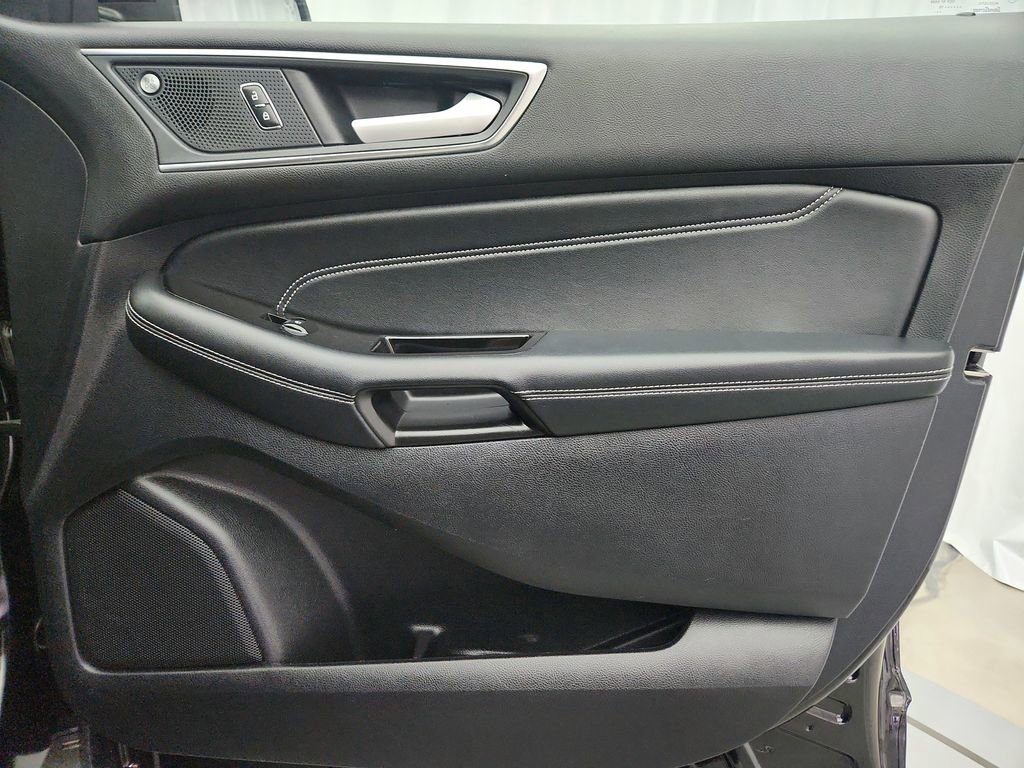 Used 2019 Ford Edge Titanium image 32