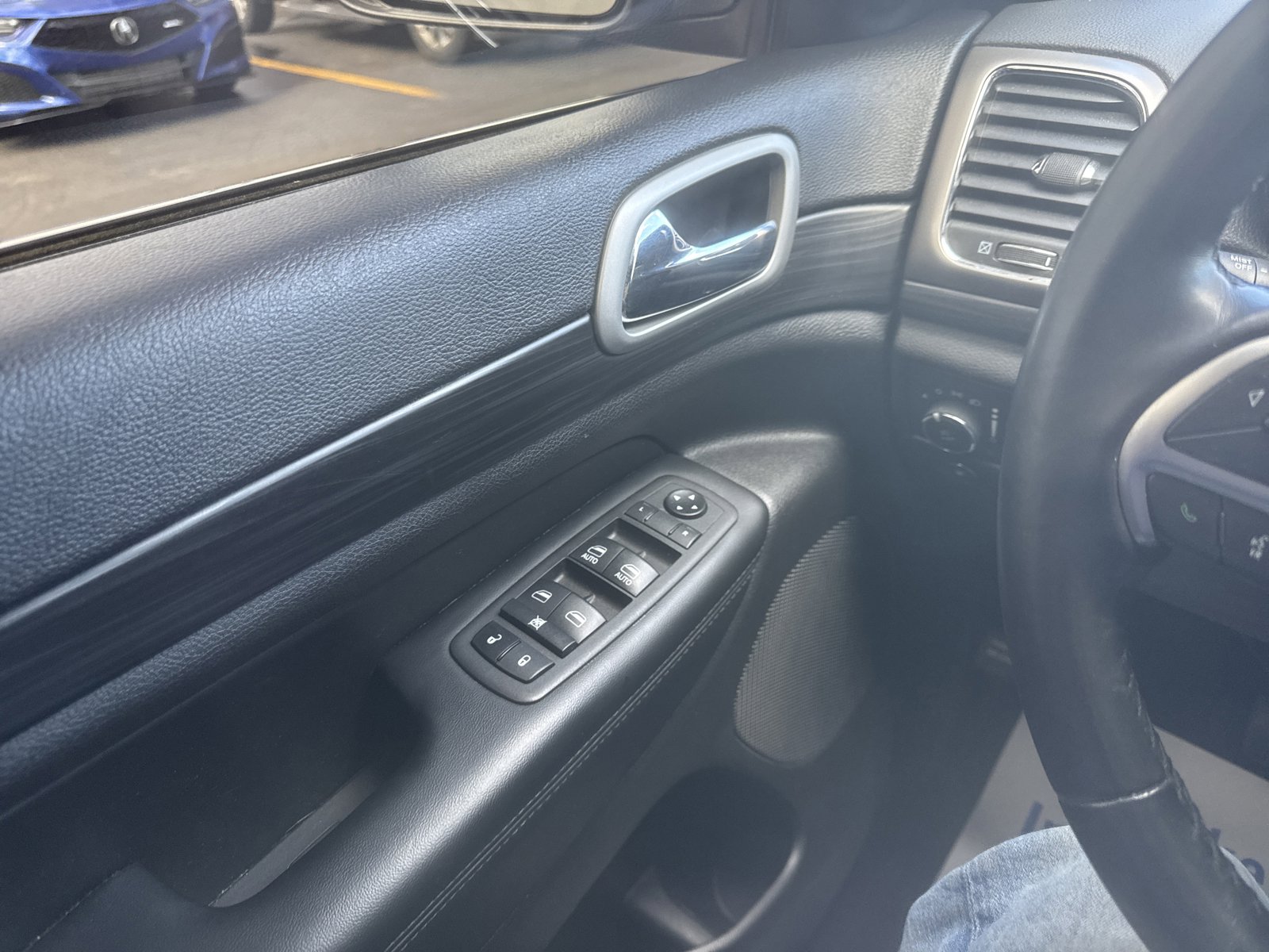Used 2021 Jeep Grand Cherokee Laredo AWD/4WD image 13
