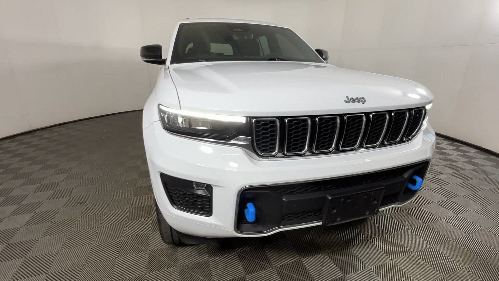 Used 2023 Jeep Grand Cherokee Overland w/ Luxury Tech Group IV AWD/4WD image 13