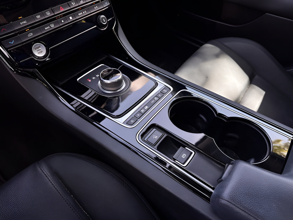 Used 2017 Jaguar XE Premium RWD image 11