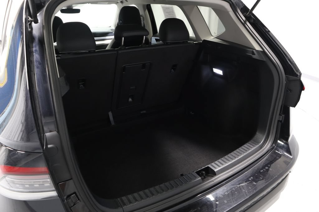 Used 2025 Volkswagen Taos SE FWD image 13