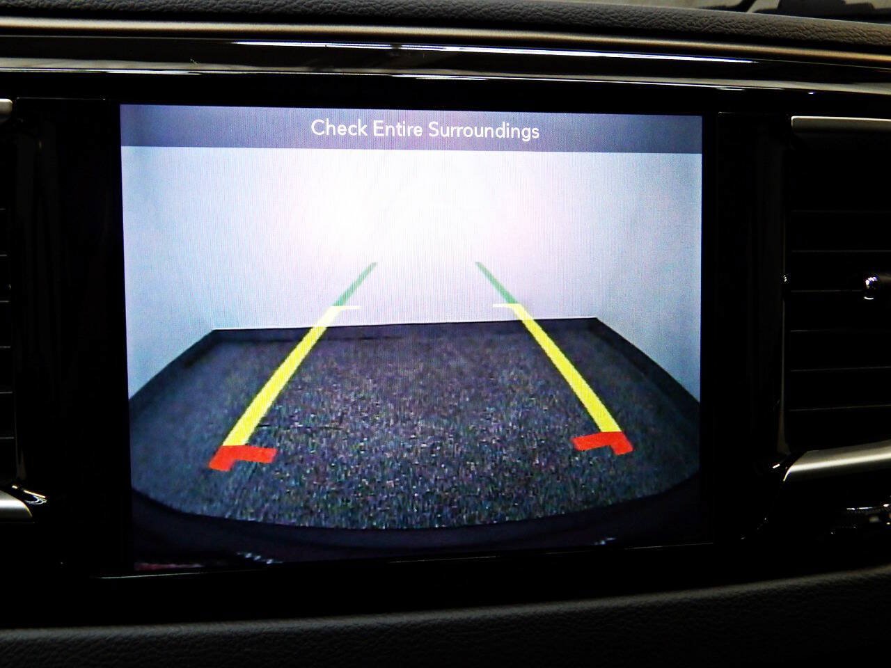Used 2019 Chrysler Pacifica Touring-L FWD image 17