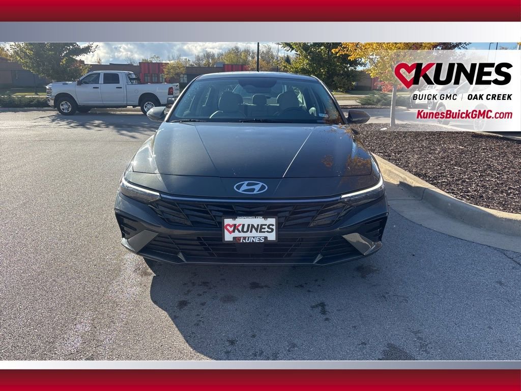 Used 2025 Hyundai Elantra Limited image 3