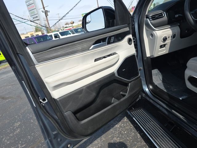 Used 2024 Jeep Wagoneer Series III w/ Premium Group I AWD/4WD image 13
