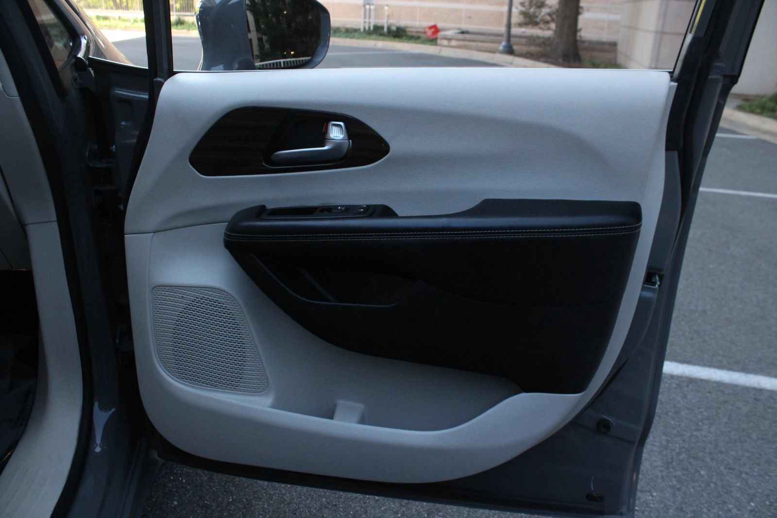 Used 2021 Chrysler Pacifica Limited w/ Uconnect Theater Family Group FWD image 27