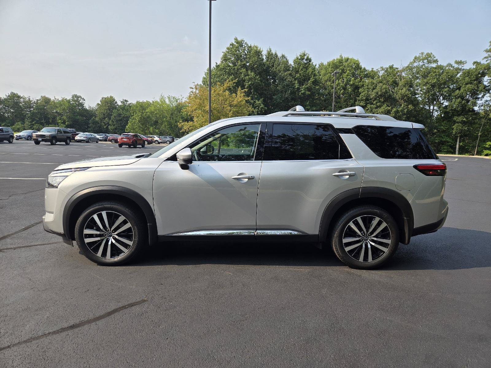 Used 2025 Nissan Pathfinder Platinum AWD/4WD image 5