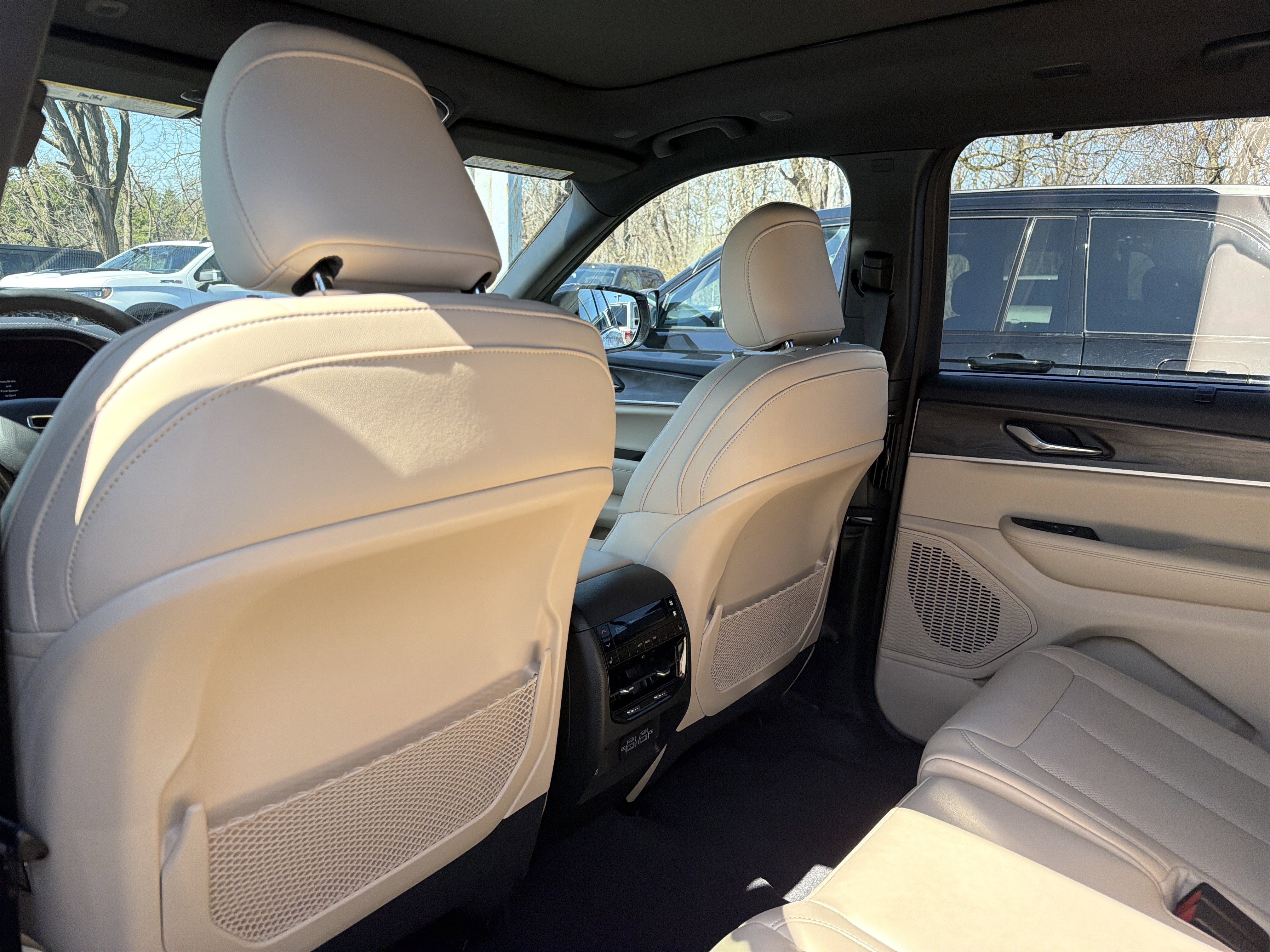 Certified 2025 Jeep Grand Cherokee L Limited w/ Luxury Tech Group II image 13