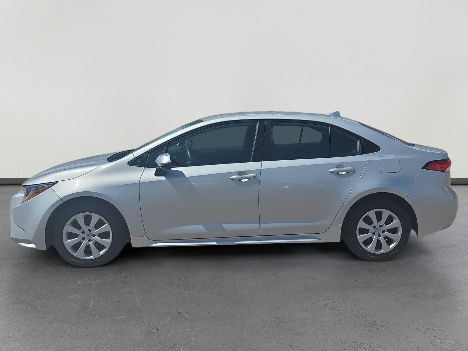 Used 2024 Toyota Corolla LE FWD image 2