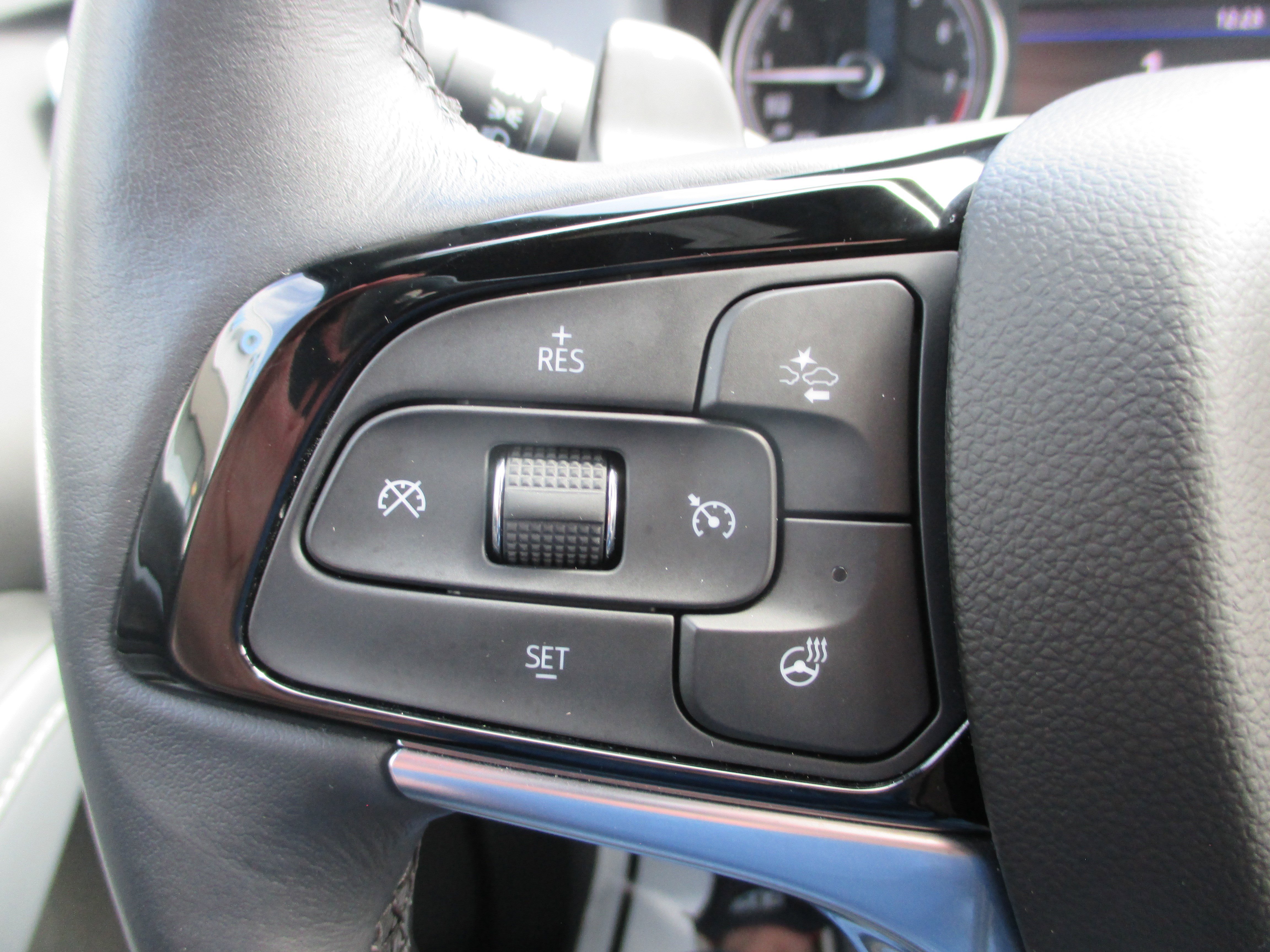 Used 2024 Buick Enclave Essence w/ Sport Touring Edition FWD image 27