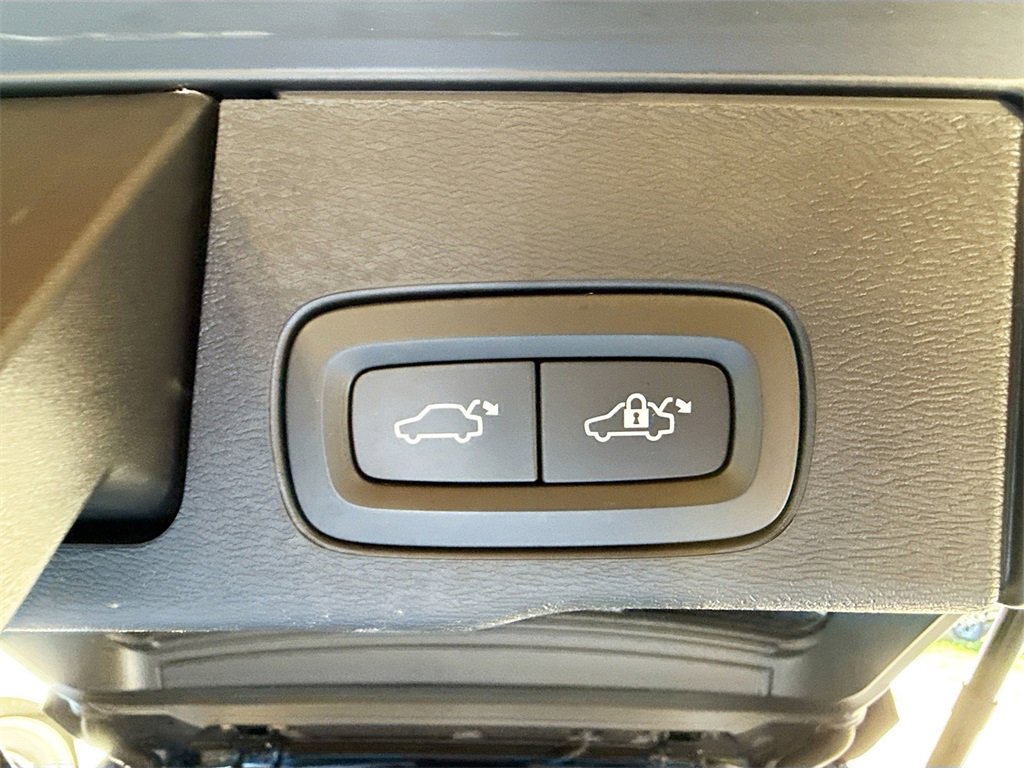 Used 2023 Volvo XC60 B5 Core image 31