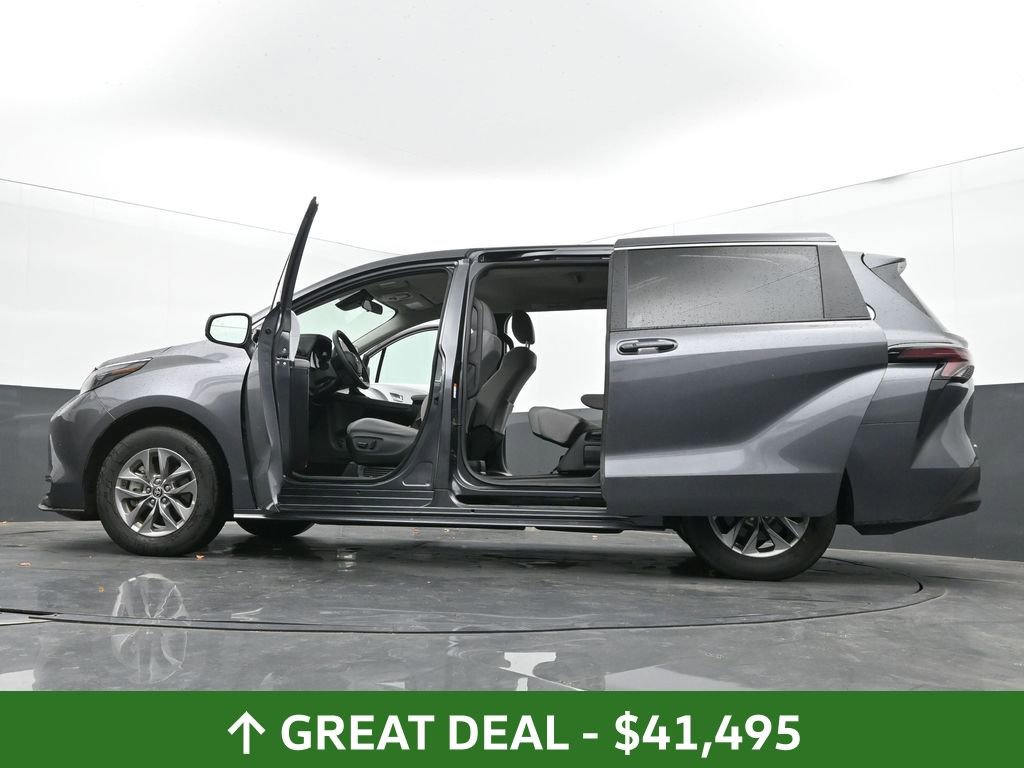 Used 2025 Toyota Sienna LE image 70