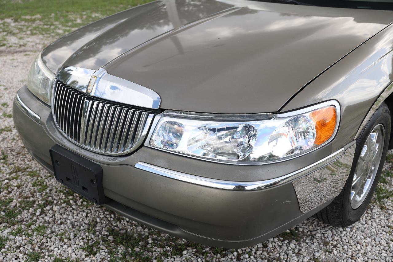 Used 2001 Lincoln Town Car Signature RWD image 23