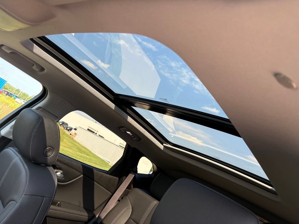 New 2026 Chevrolet Blazer LT w/ LPO, Arctic Package FWD image 3