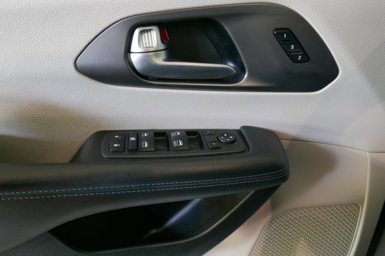 Used 2021 Chrysler Pacifica Touring-L FWD image 20