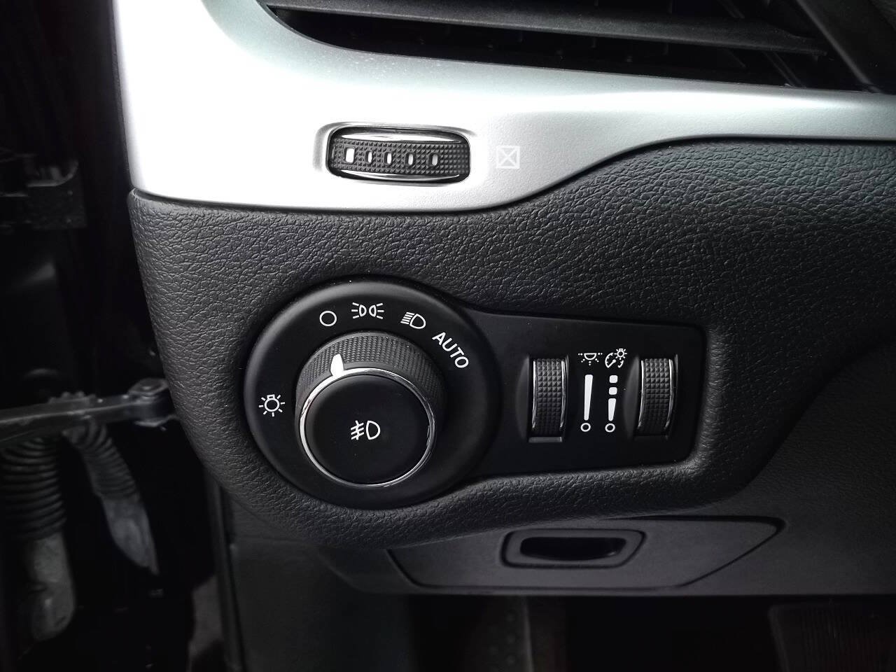 Used 2016 Jeep Cherokee Limited w/ Trailer Tow Group AWD/4WD image 22