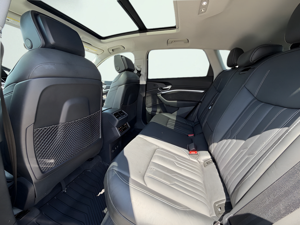 Used 2019 Audi e-tron Prestige w/ Prestige Package AWD/4WD image 18