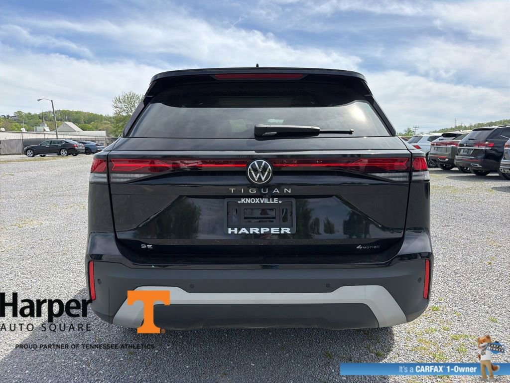 Used 2025 Volkswagen Tiguan SE w/ Panoramic Sunroof Package image 4