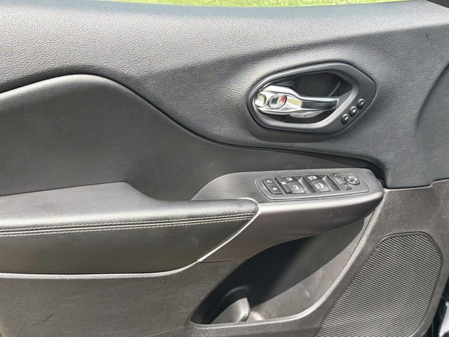 Used 2019 Jeep Cherokee Limited w/ Luxury Group FWD image 18