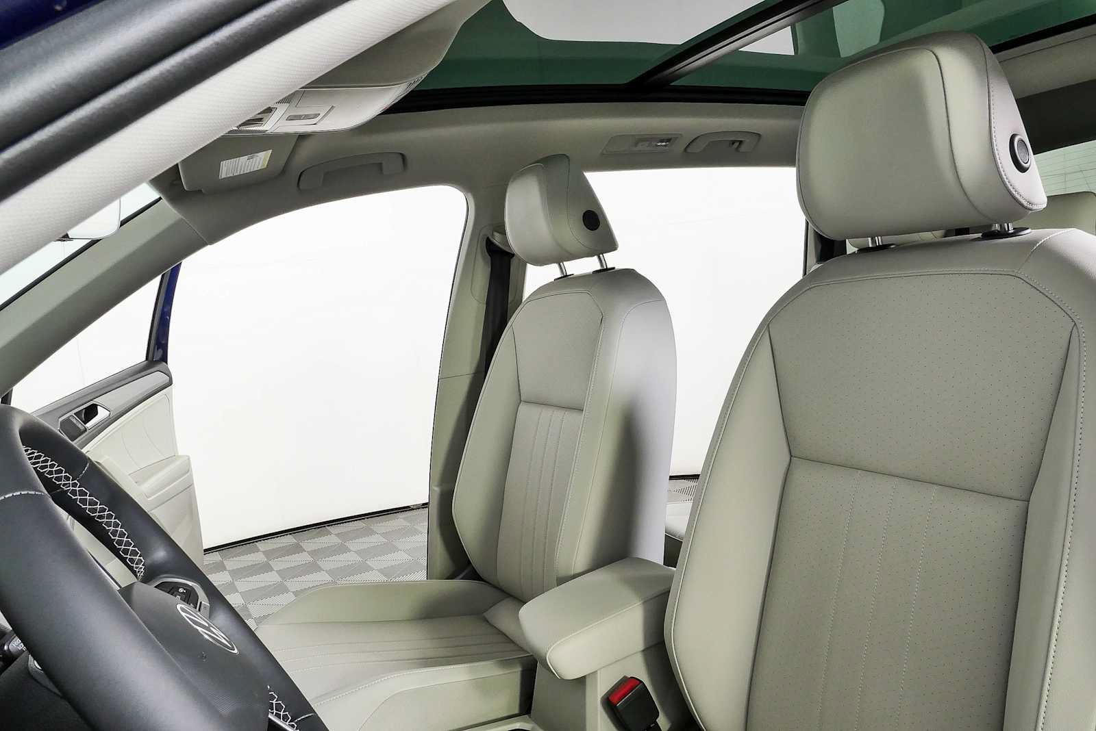 Certified 2023 Volkswagen Tiguan SE w/ Panoramic Sunroof Package FWD image 8