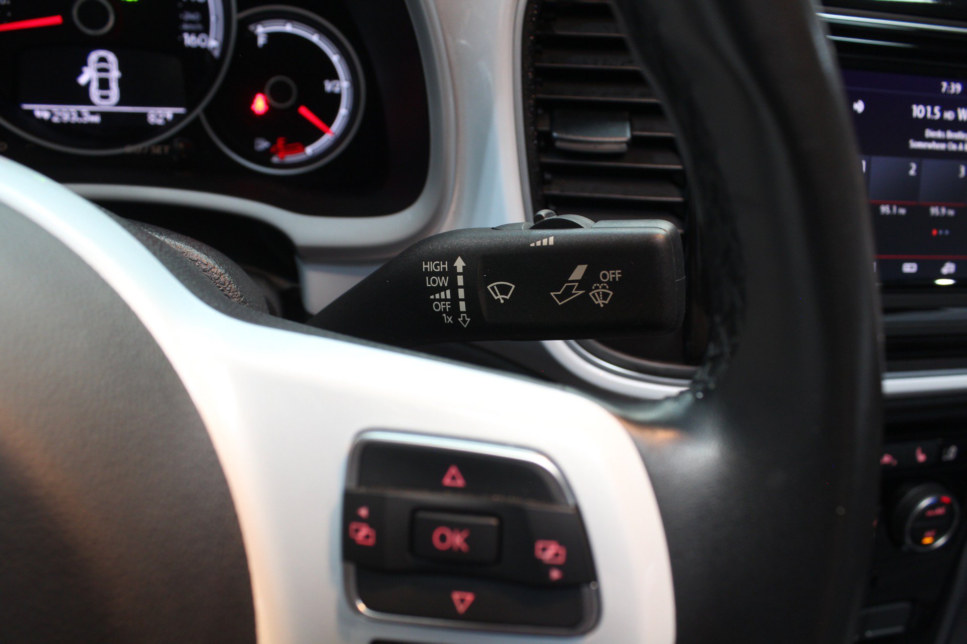 Used 2018 Volkswagen Beetle 2.0T SE FWD image 57