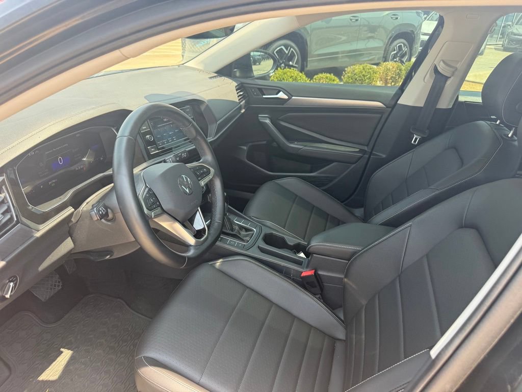 Certified 2023 Volkswagen Jetta SE w/ Panoramic Sunroof Package FWD image 9