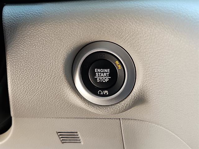 Used 2024 Chrysler Pacifica Touring-L FWD image 19