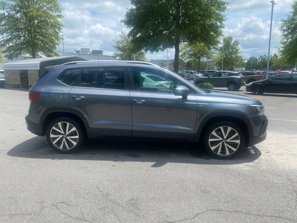 Used 2024 Volkswagen Taos SE FWD image 2