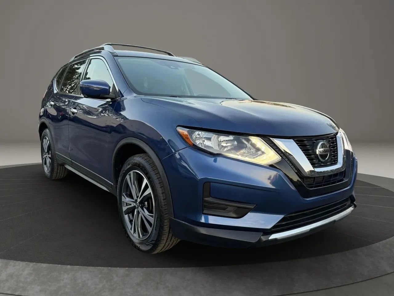 Used 2019 Nissan Rogue SV w/ Premium Package FWD image 2