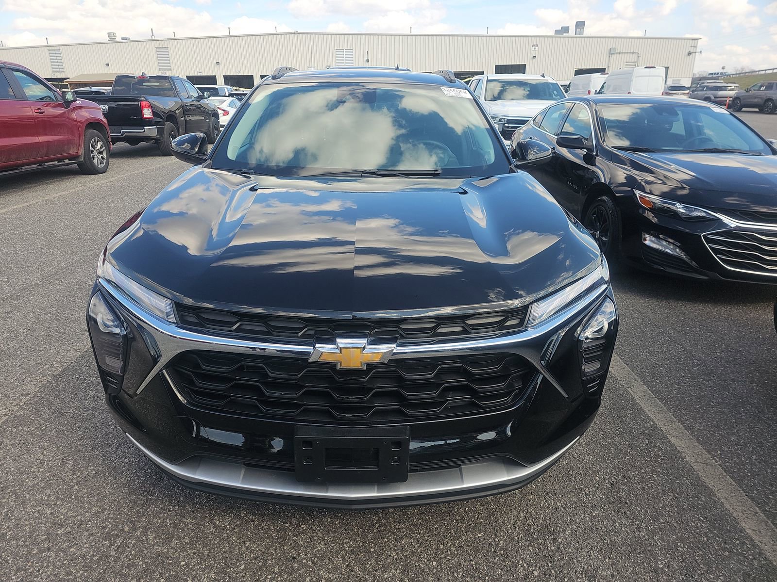 Used 2025 Chevrolet Trax LT w/ LT Convenience Package image 2