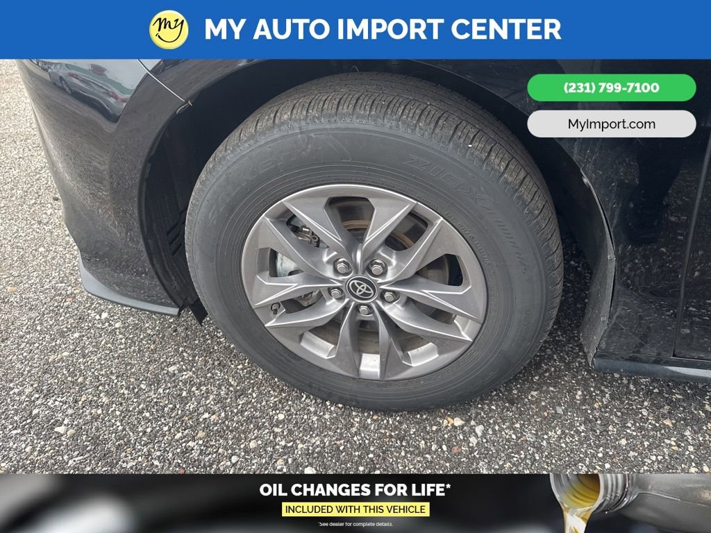 Used 2025 Toyota Sienna XLE image 6