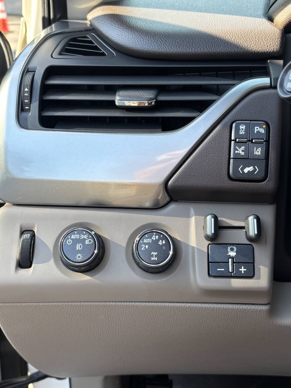 Used 2015 Chevrolet Suburban LTZ AWD/4WD image 32