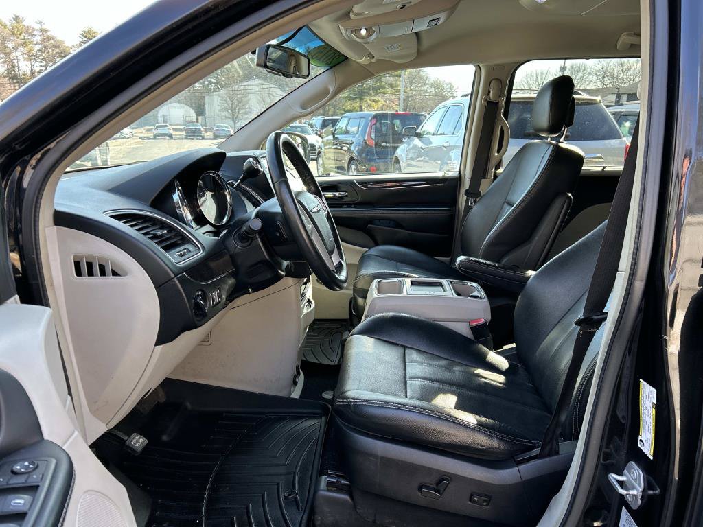 Used 2015 Chrysler Town & Country Touring FWD image 10