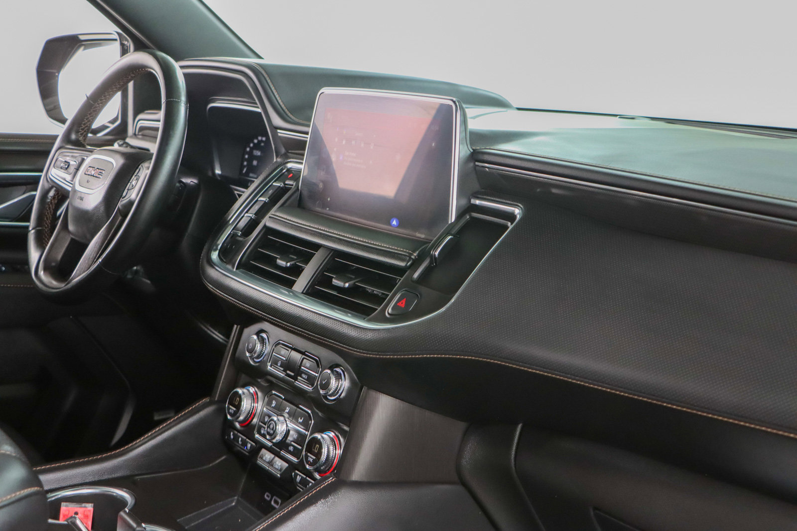 Used 2024 GMC Yukon XL AT4 w/ Technology Package image 30