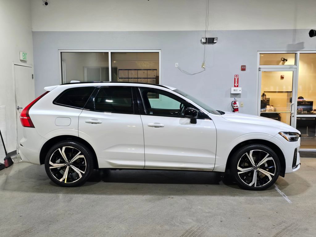 Used 2022 Volvo XC60 B5 R-Design w/ Climate Package image 4